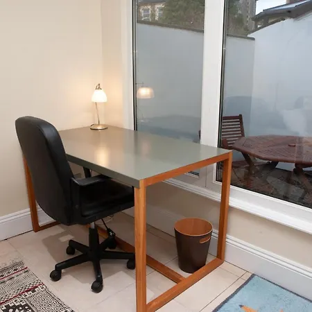 2 Bedroom House Near The Downs Apartment