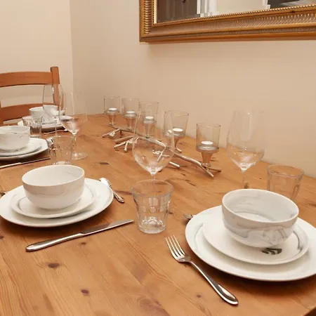 2 Bedroom House Near The Downs