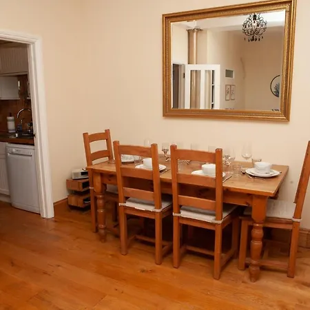 2 Bedroom House Near The Downs