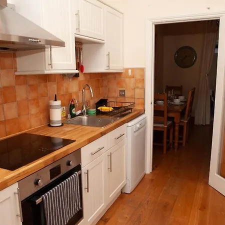 2 Bedroom House Near The Downs Апартаменти Бристоль