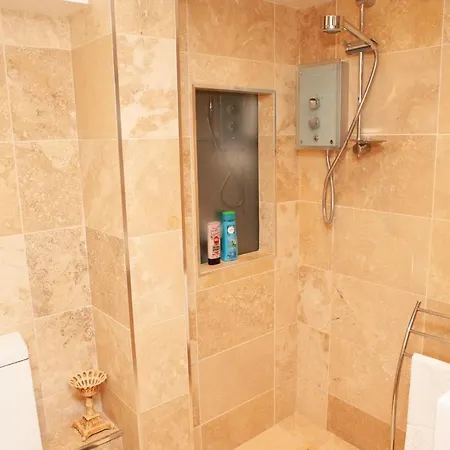 2 Bedroom House Near The Downs Бристоль