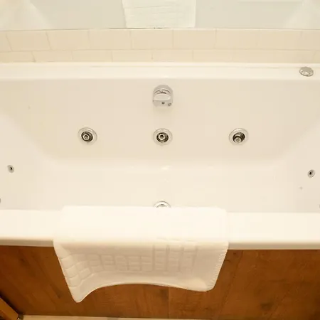 2 Bedroom House Near The Downs Apartment *