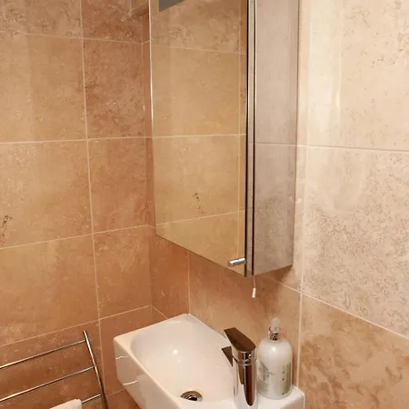 2 Bedroom House Near The Downs Апартаменти Бристоль
