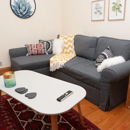 Апартаменти 2 Bedroom House Near The Downs