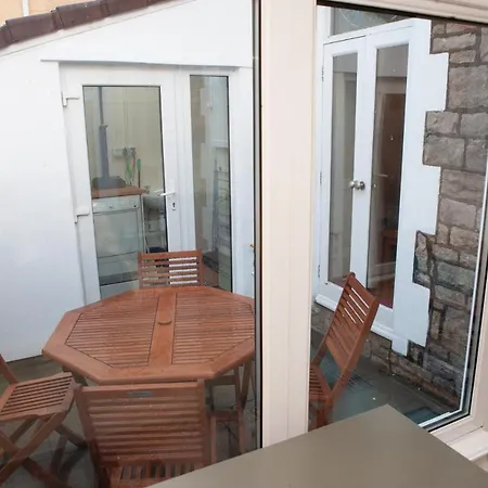 2 Bedroom House Near The Downs